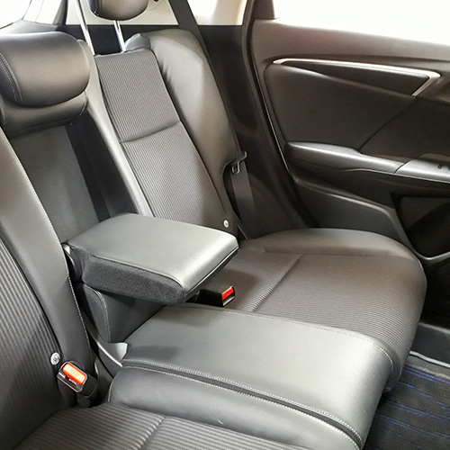 スプレーヘッドKFNDとボトルを組合せ、ドライブ中の車内の乾燥対策としての持ち運び用の喉スプレーボトルとして。
