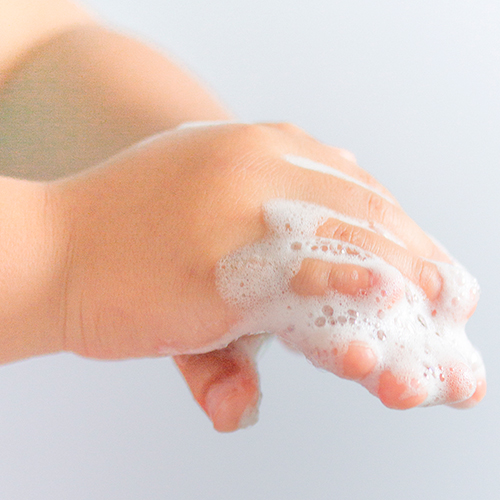 ボリュームある濃密泡のポンプヘッドPF03をボトルと組み合わせ、乳幼児の手洗い泡ポンプとして