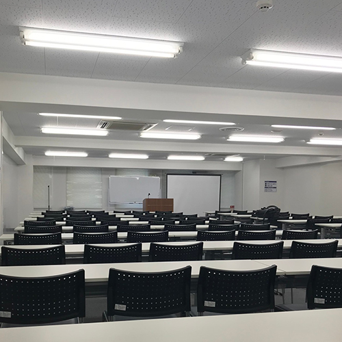 ひと吹きの吐出量1.5mLのスプレーヘッドTSV15シリーズをボトルと組み合わせ、会議室など広いスペースでの清掃時や消毒等の手動噴霧器として